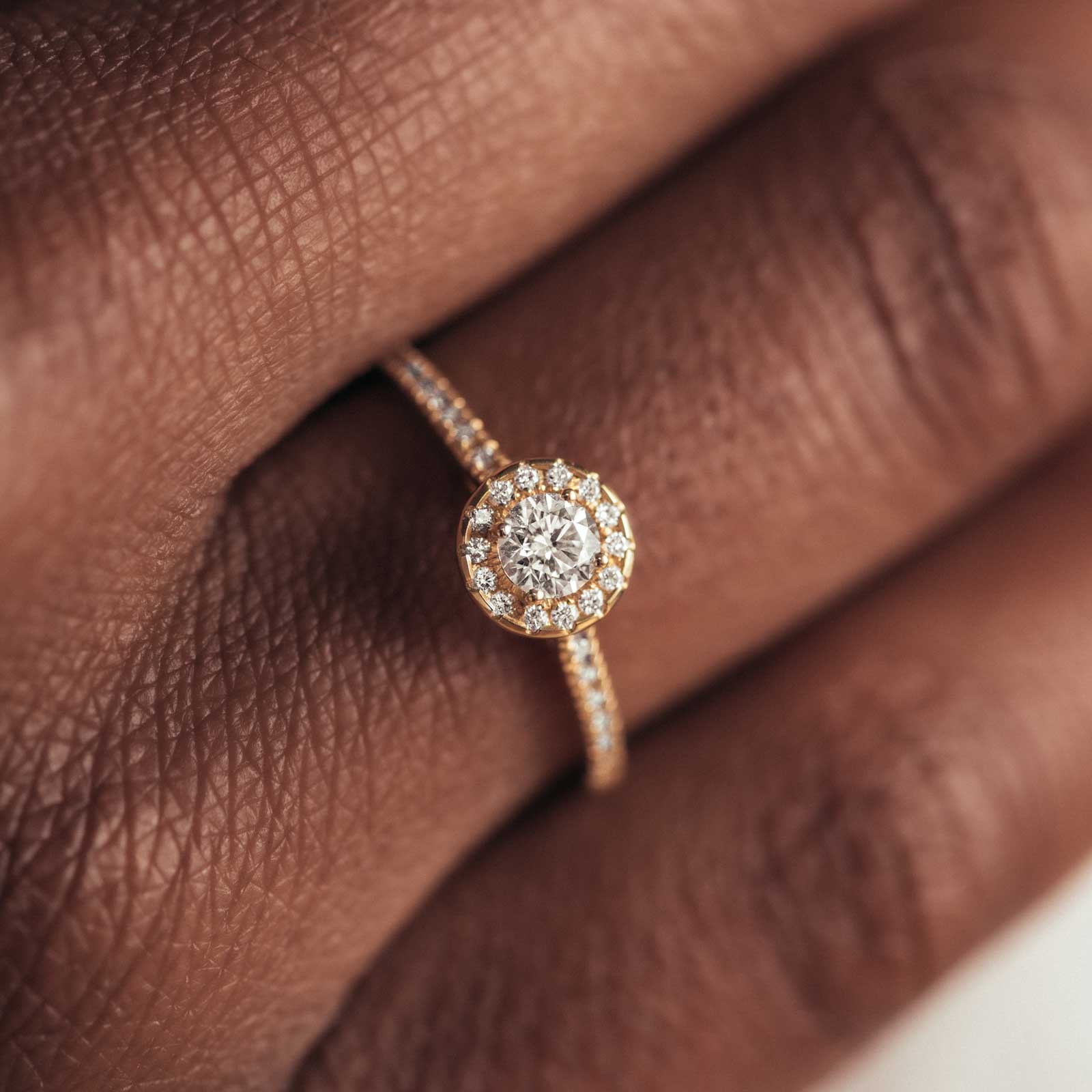 Auréole — Round Halo Diamond Engagement Ring