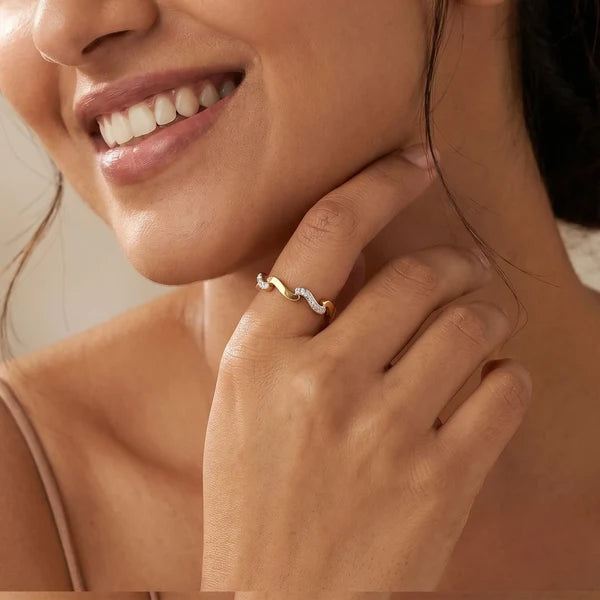 Serpentine Élan Diamond Wave Ring