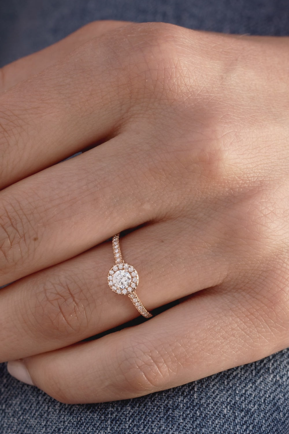 Auréole — Round Halo Diamond Engagement Ring